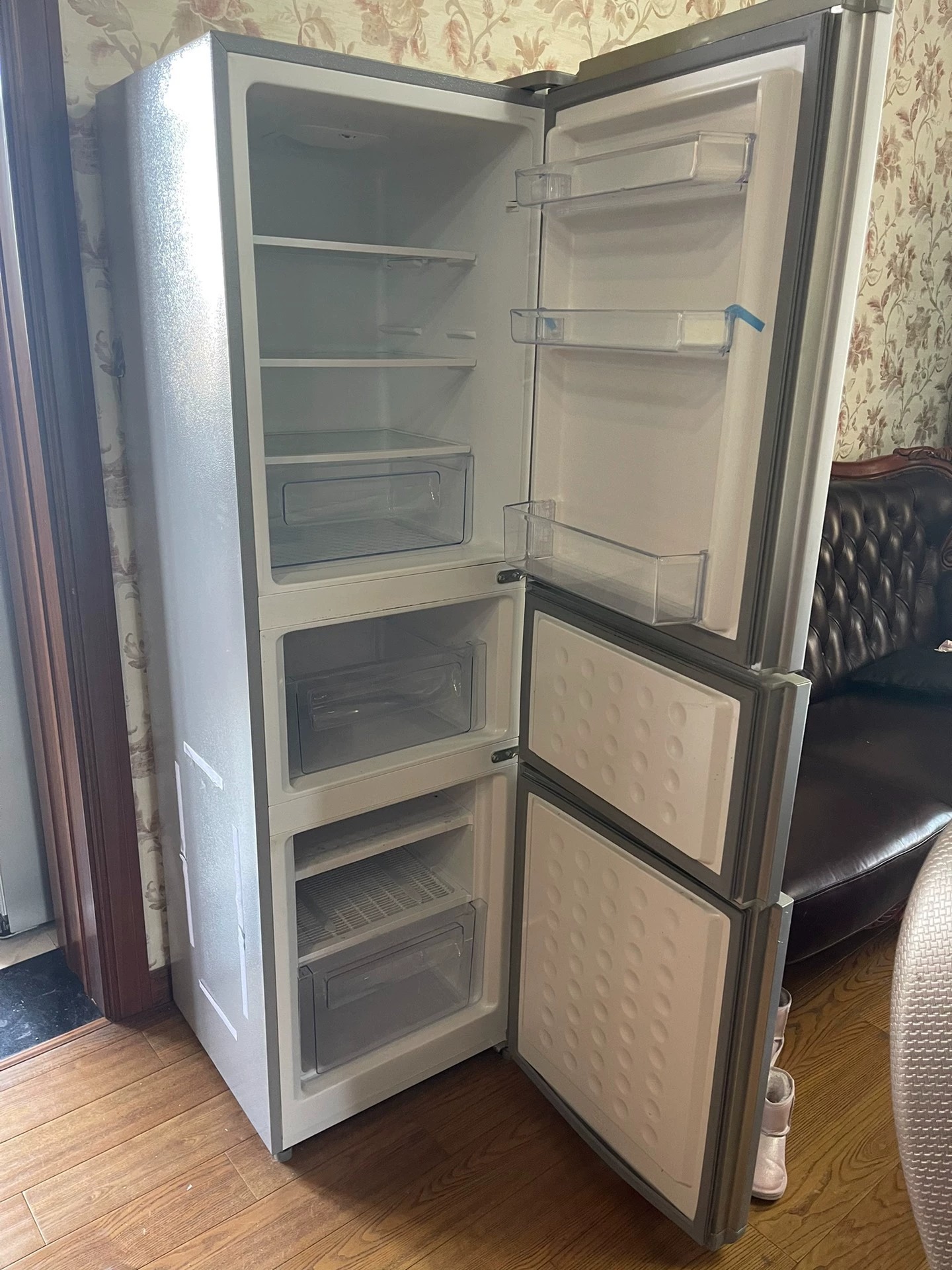 tcl200l3-c三开门冰箱 家里还有一个双开门,主要用那个,这个一直用不太到,出了藤地方,都是好的没有任何问题没有维修过也没有磕碰,内里干净无异味!个人闲置 tcl200l3-c三开门冰箱 家里还有一个双开门,主要用那个,这个一直用不太到,出了藤地方,都是好的没有任何问题没有维修过也没有磕碰,内里干净无异味!个人闲置